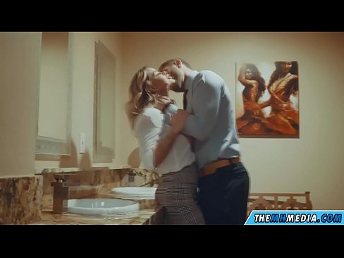 ❤️ وقتی یک بلوند بی تنه شما را در یک دستشویی عمومی اغوا می کند ☑ پورنو vk در ما ❌